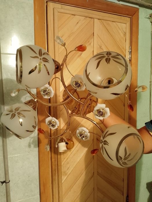 Люстра красивая.