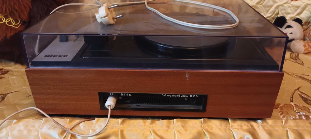 Продавам стари видеа, радиа, телевизори и други