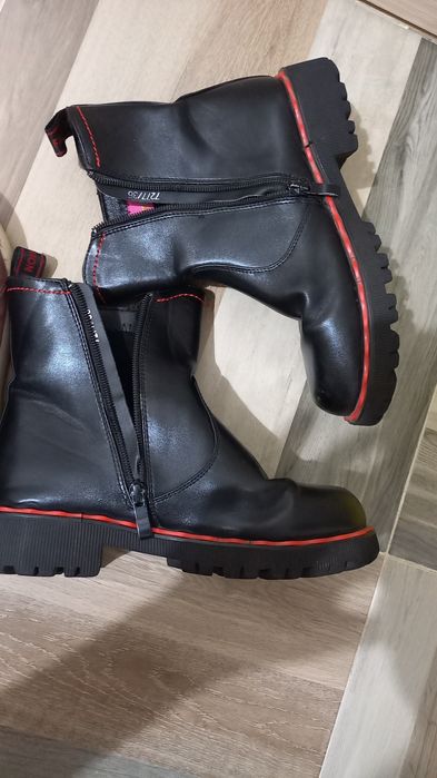 Продам сапоги и кроссовки в подарок