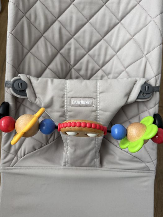 Balansoar BabyBjorn cu bara de jucarii