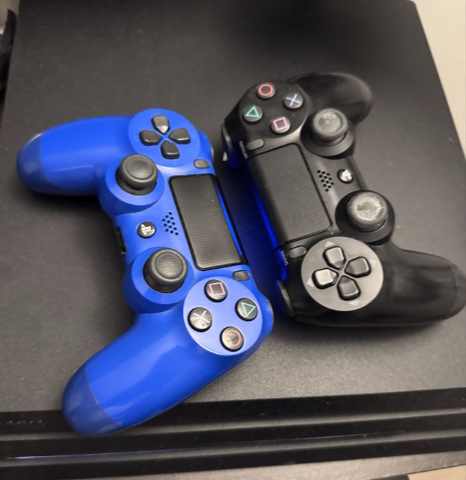 PS4 Pro 1TB + 2 джойстика + 11игри