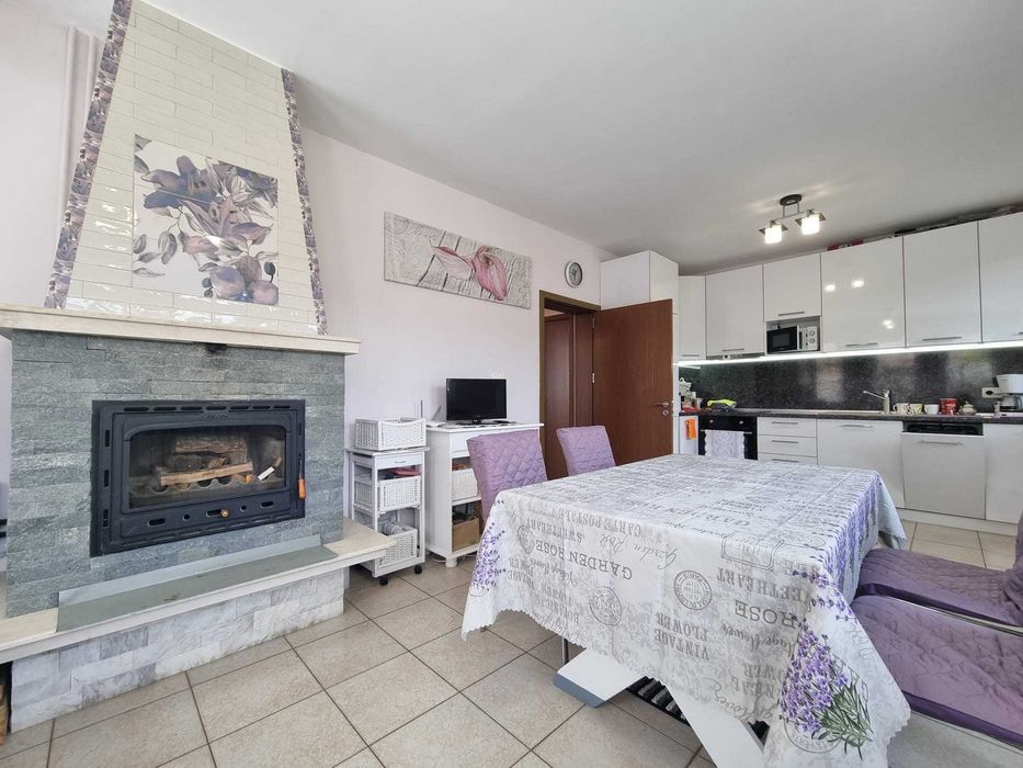 Прекрасна двуетажна къща в с. Кошарица, обл. Бургас