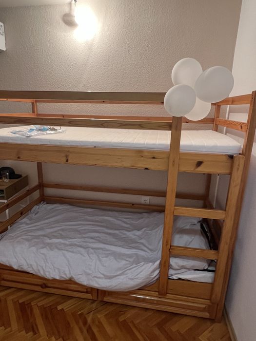 Двуетажно дървено легло с два матрака – като ново, Велико Търново