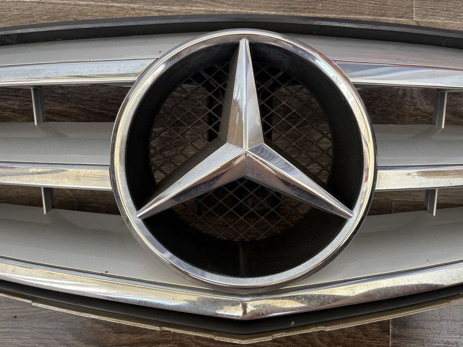 Оригинална решетка с емблема Mercedes W204 2013г.