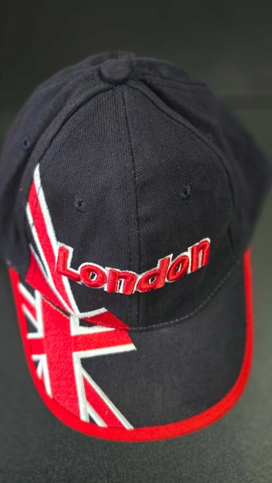 Șapca London, sigla brodata, masura reglabila, negru cu rosu