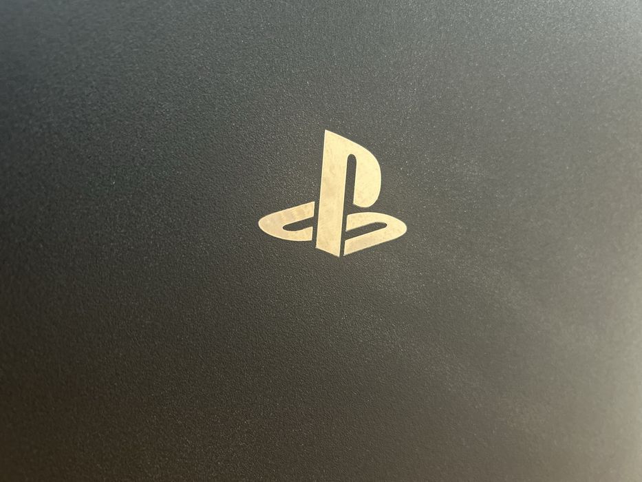 Плейстейсън 4 про с два джойстика и три игри