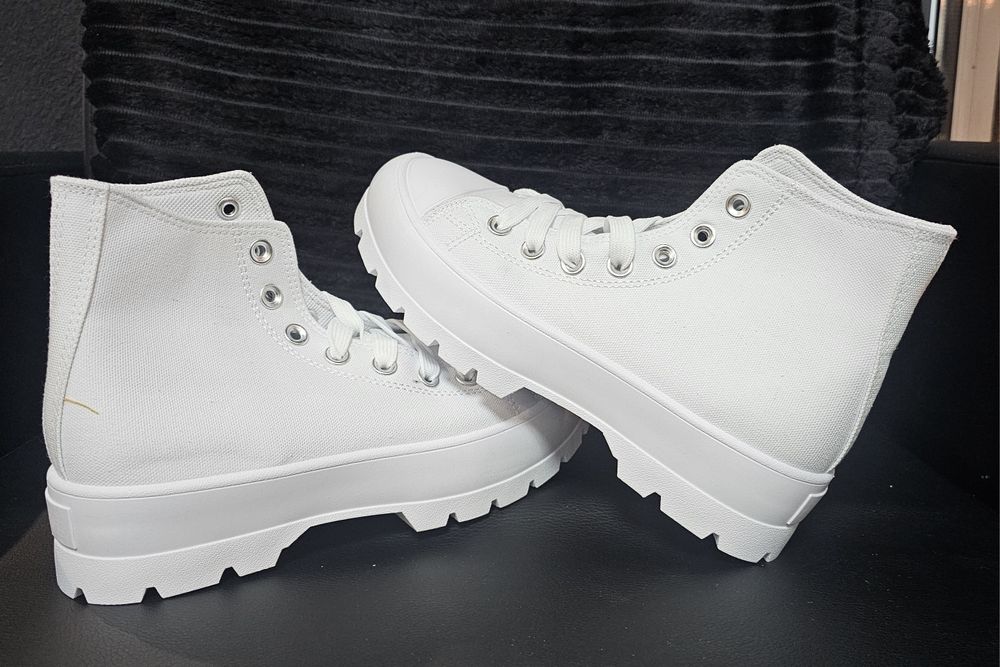 Дамски текстилни кецове в бял цвят