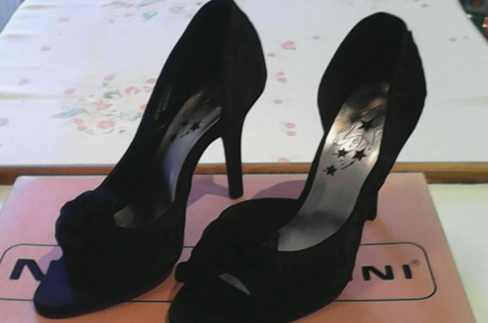 Vand pantofi de ocazie.