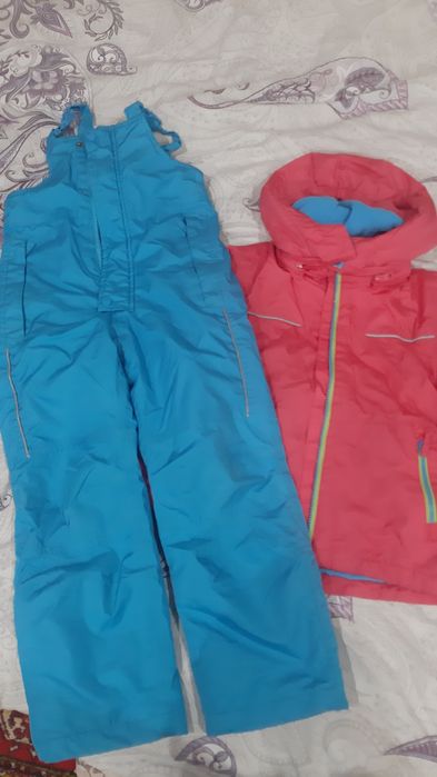 Продам комбинезоны,курточки на девочку