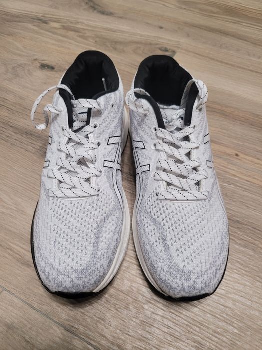 Продаю кроссовки Asics