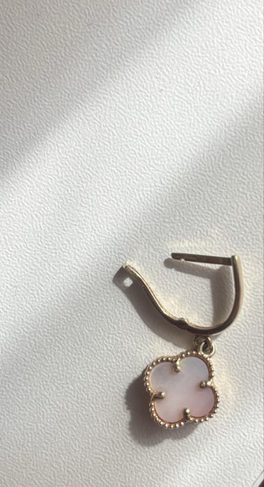 продам одну золотую  сережку