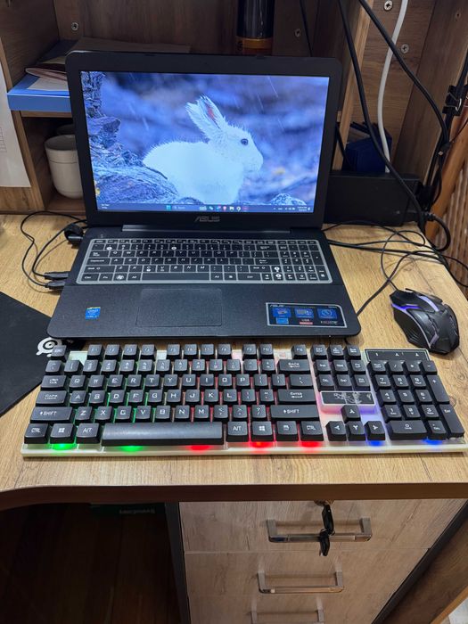 ASUS noutbuk — Intel Core i5, 8GB RAM, 1TB xotira, AMD R5 M240