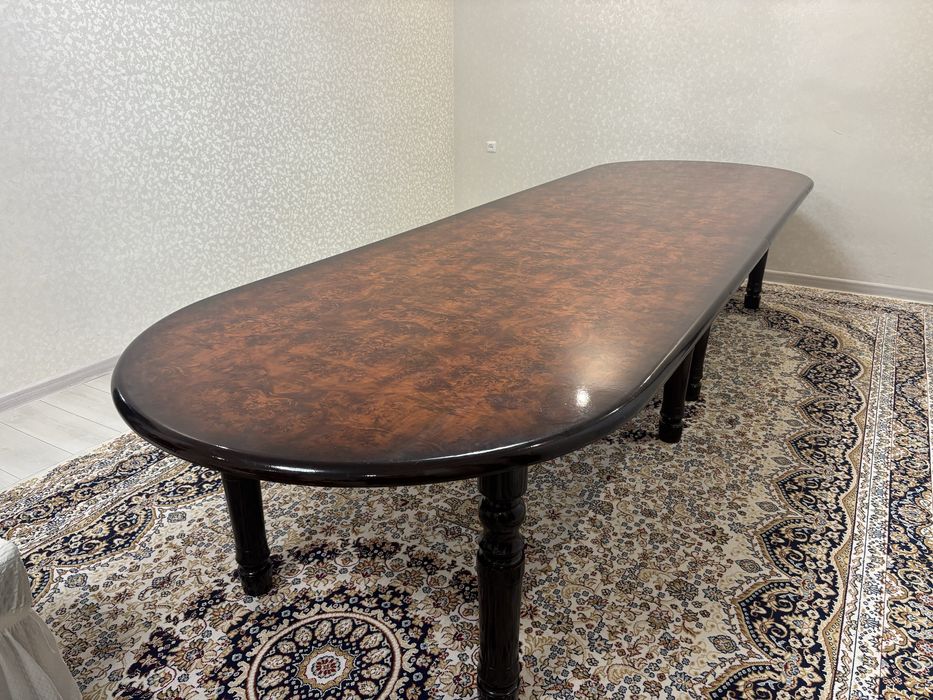 Стол для гостей в комплаекте 12 стульев