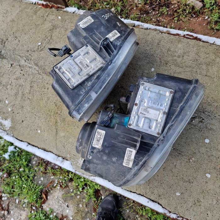 Фарове ляв десен крайслер 300с