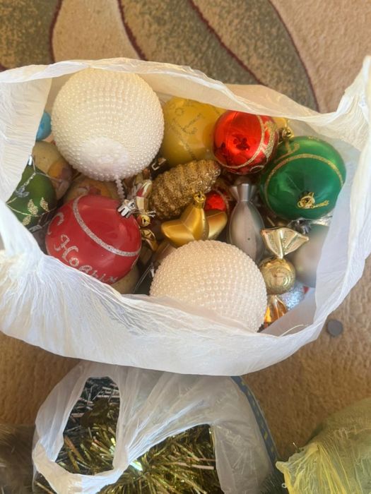 Продам ёлка с игрушками. Высота - 1,8 метр.