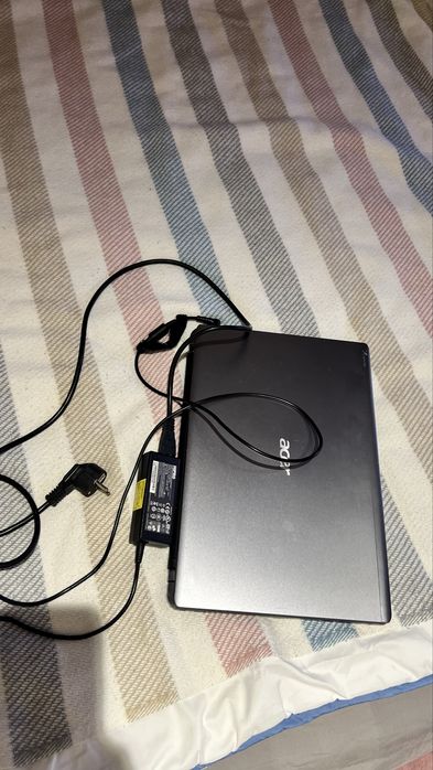 ACER лаптоп +подарък слушалка с камера + сгъваема лампичка ,рутер.