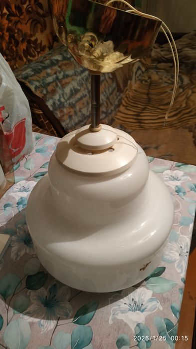 Продам люстру одна ламповая