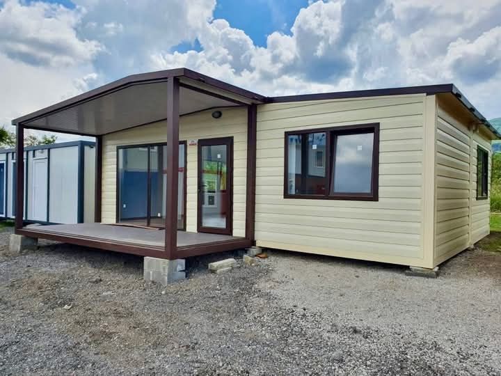 Vând case modulare pe structură metalică învelit cu panouri sandwich