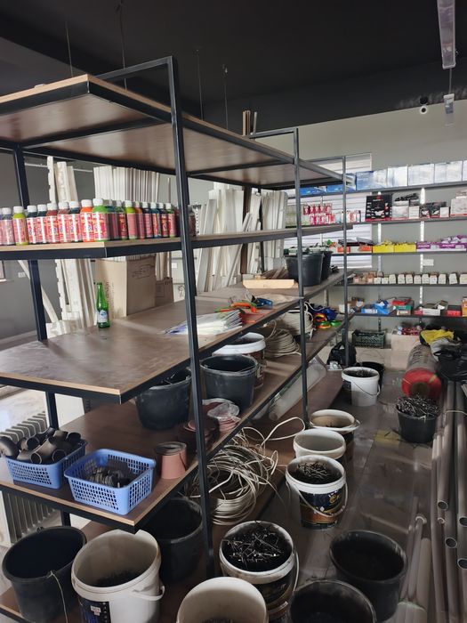 Курилиш моллари доконидаги мебеллар сотилади