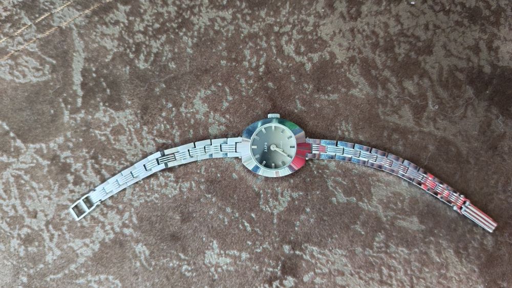 Продам часы заря женские