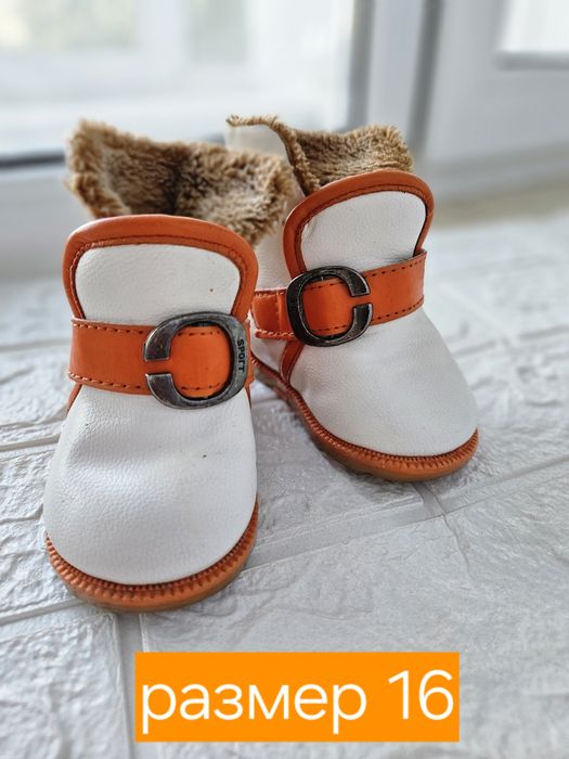 Отдам обувь на малышей