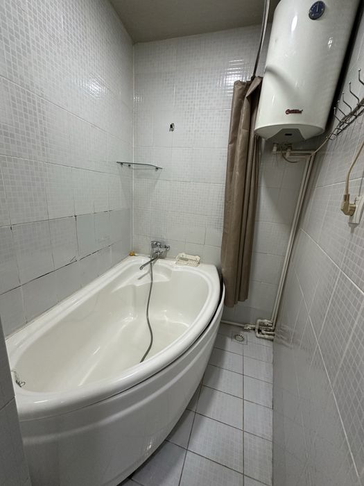 Сзади Рисового базара, мебель и техника, парковка