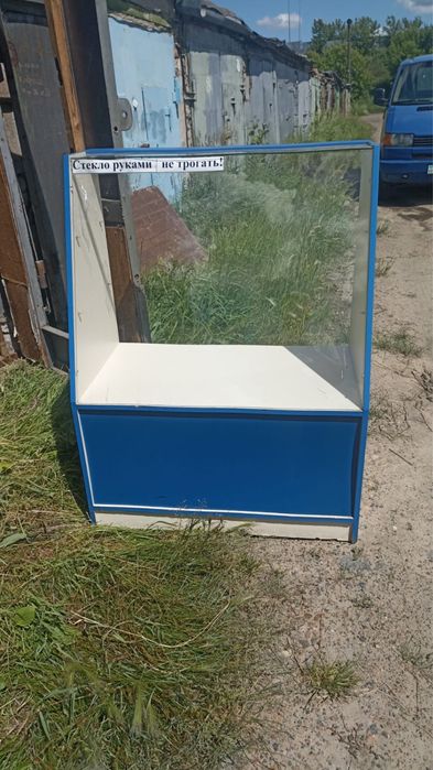 Продам торговое оборудование витрину и стеллаж