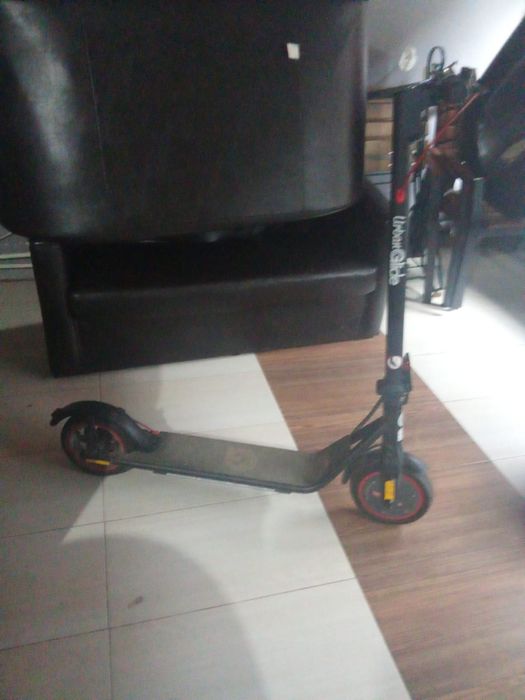 Vand trotineta electrica in stare buna