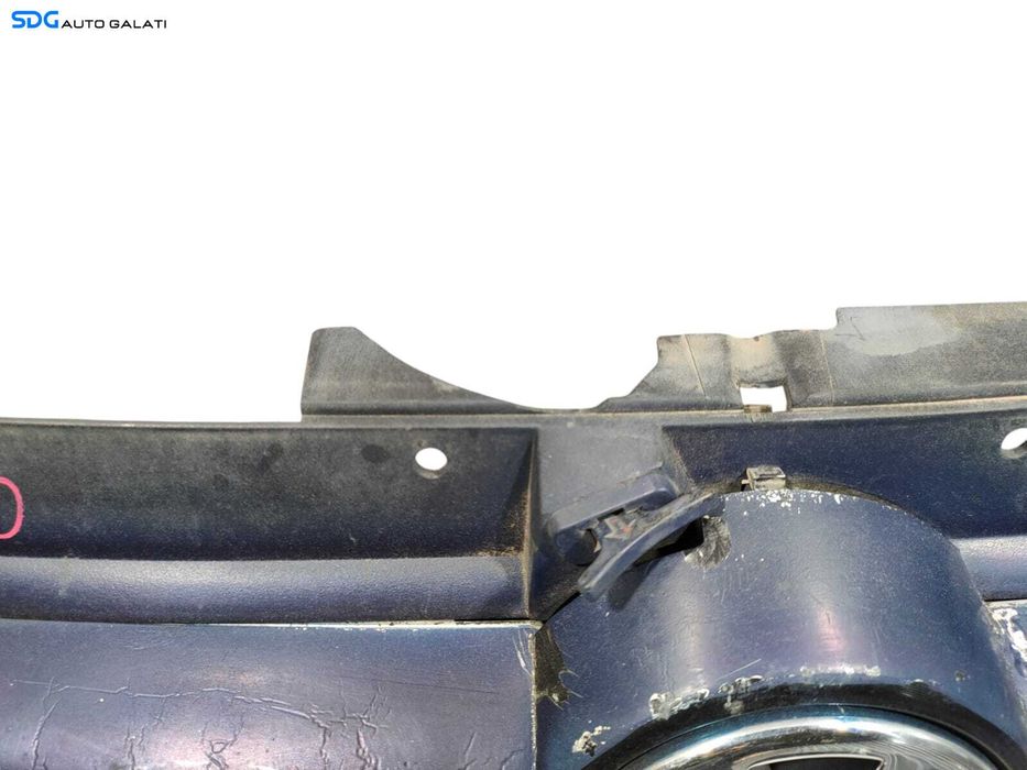 Grila cu Emblema Spoiler Bara Fata Volkswagen Golf 4 1998 - 2005 Cod 1J0853655G 1J0853651H (Fisuri) [L5202]