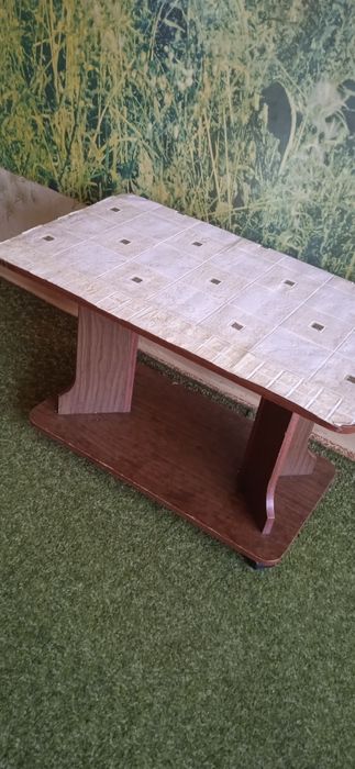 Стол полированный,Столик переносной, на колесиках,