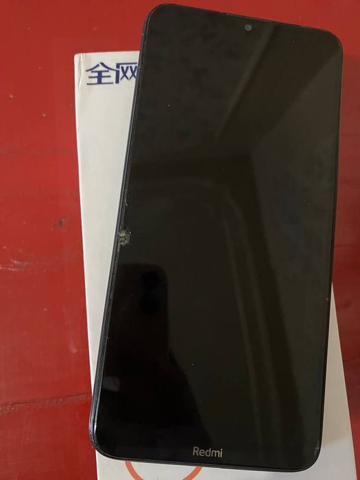 Redmi 8 A . 4/64 deyarli ideal