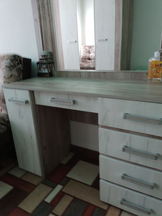 Туалетный стол с зеркалом.