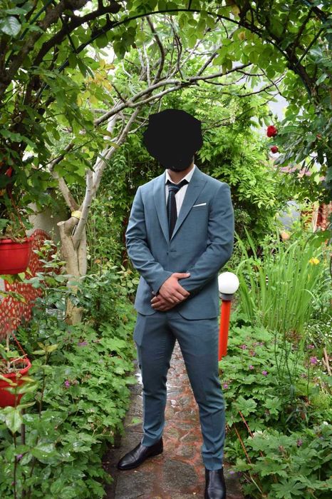 Продавам мъжки костюм