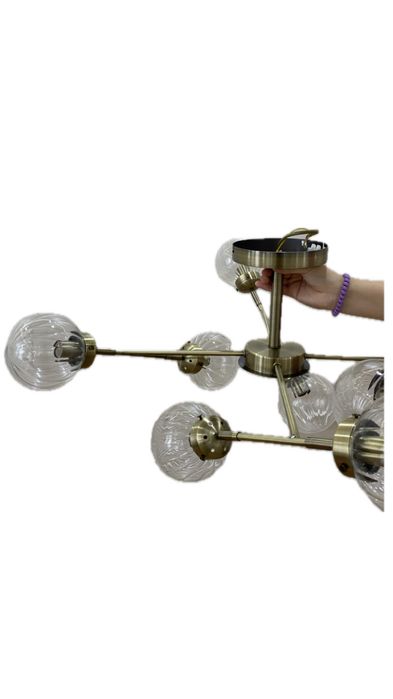 Современная потолочная люстра на 8 плафонов