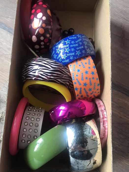 Обеци ,Колиета ,Гривни,Чанти, Раници