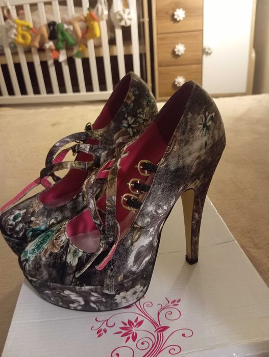 Дамски обувки с висок ток