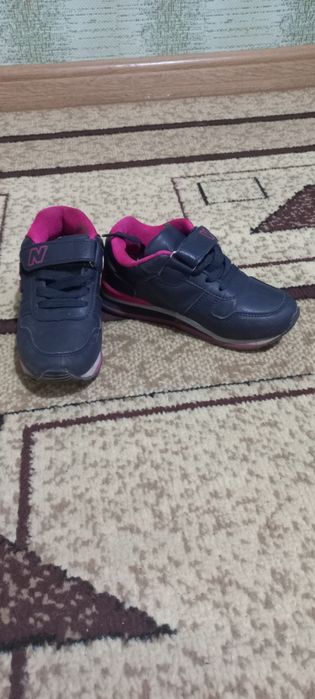 Продам детские ботинки и кроссовки