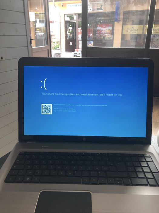 Laptop, Calculator & Consola