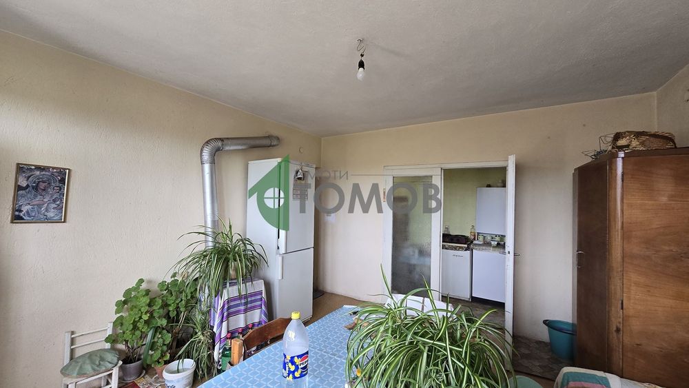 Здрава триетажна къща в село Загоре