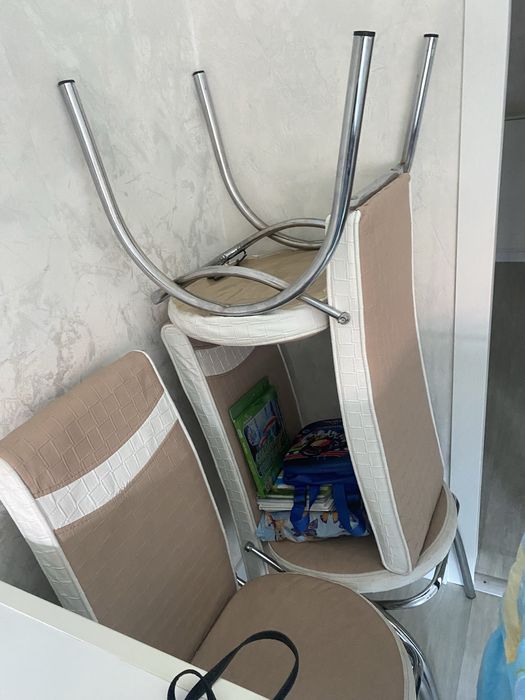 Продам кухонный стол со стульями