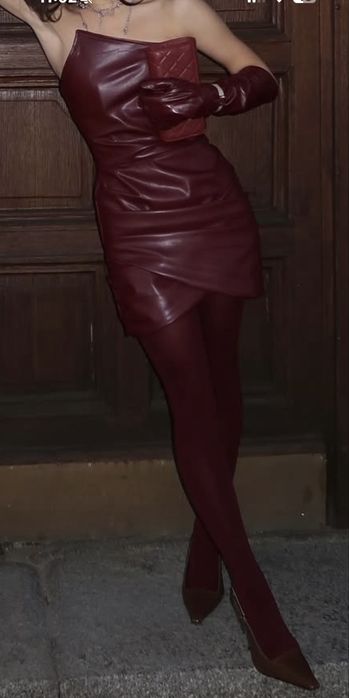 Къса червена рокля едтествена кожа