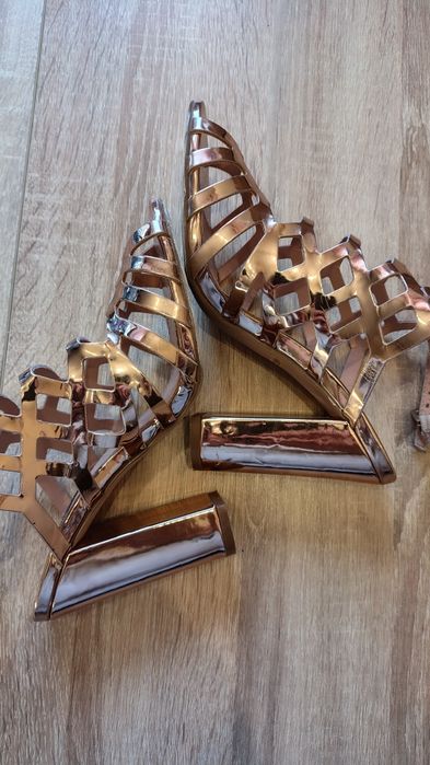 Златни сандали размер 38