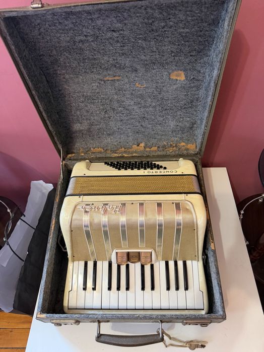 Продавам акорден Hohner бял седеф