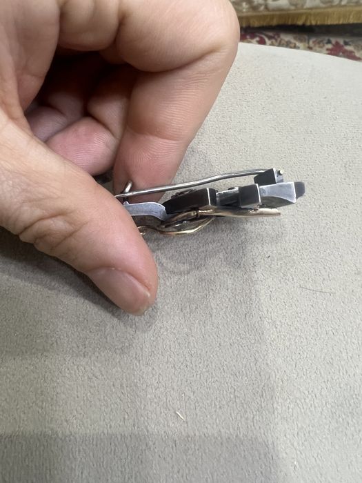 Брошь более сто лет