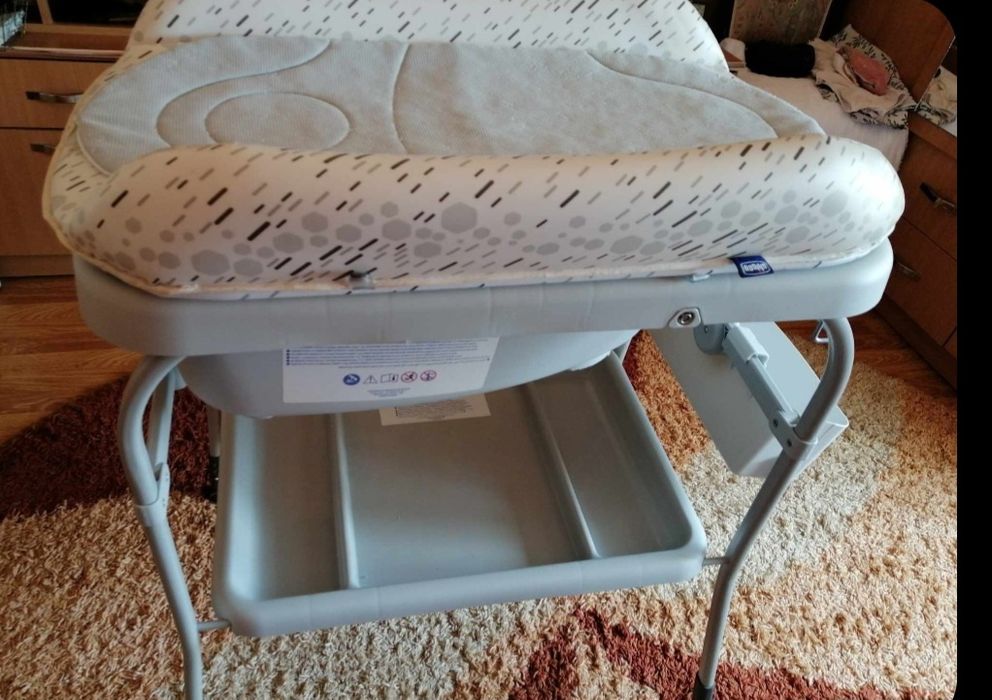 Vând masa de schimbat/înfasat bebe +cadita