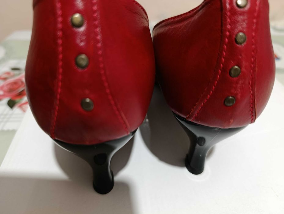 Нови червени обувки естествена кожа