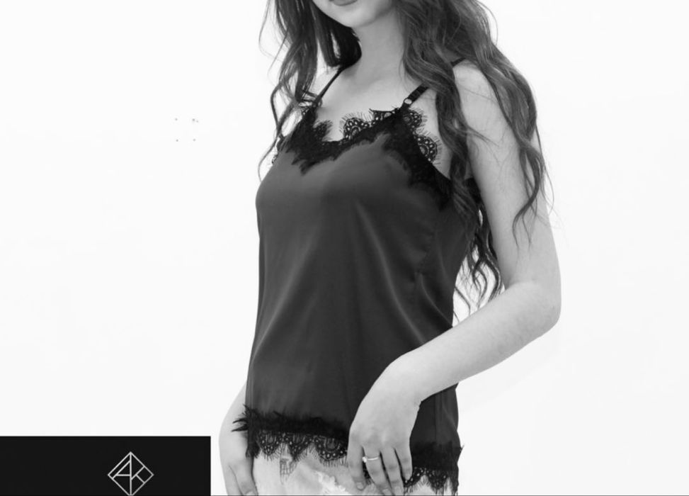 Топ из гипюра серого цвета