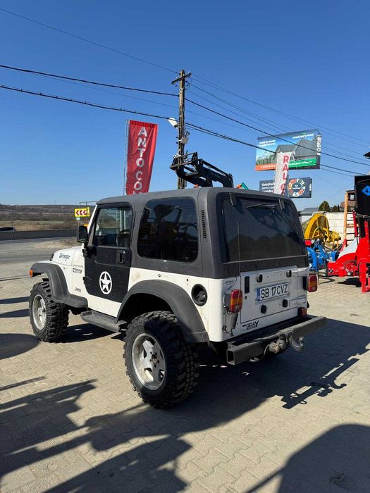 Masina JEEP 2.5 benzina