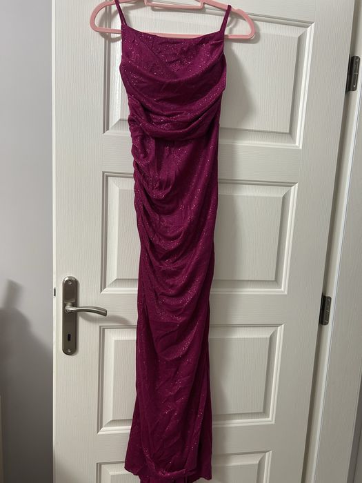 Дълга официална рокля.Носена е само веднъж.