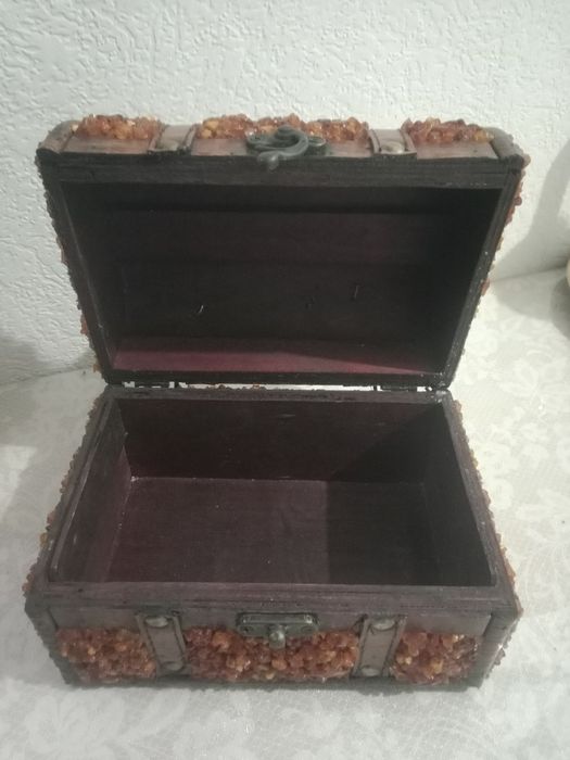 Шкатулка,инкрустированная янтарем